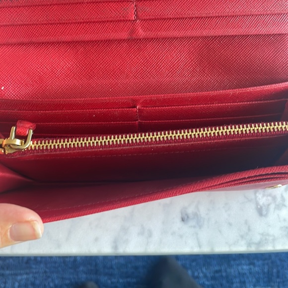 Prada Red Saffiano leather wallet with a bow accent. - Picture 5 of 5